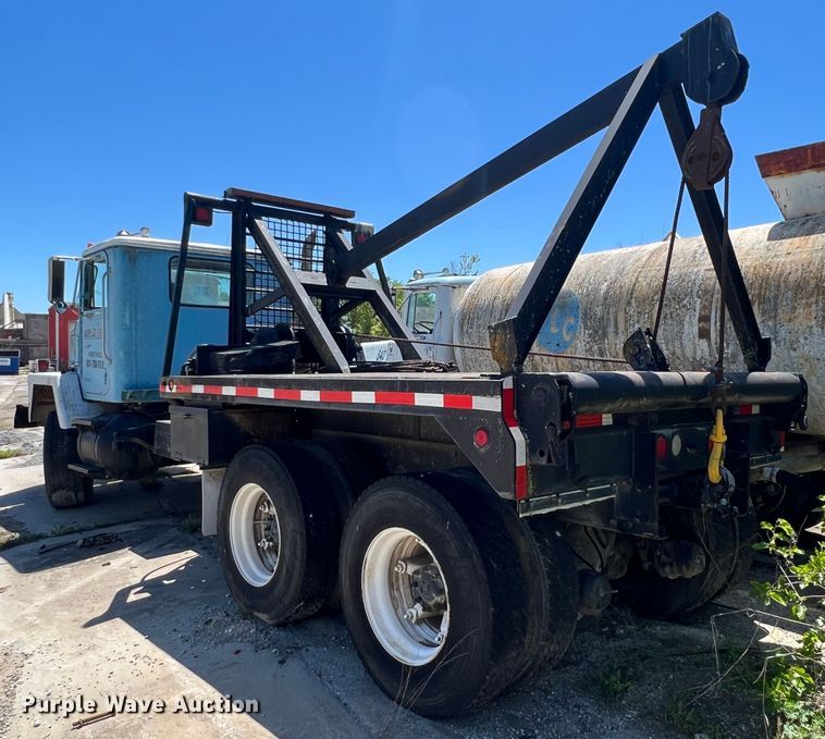 image for item JE9986 1985 International F5070  tow truck