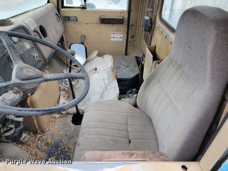 image for item JE9986 1985 International F5070  tow truck