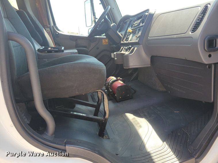 image for item JO9159 2007 Freightliner Business Class M2  side curtain box truck