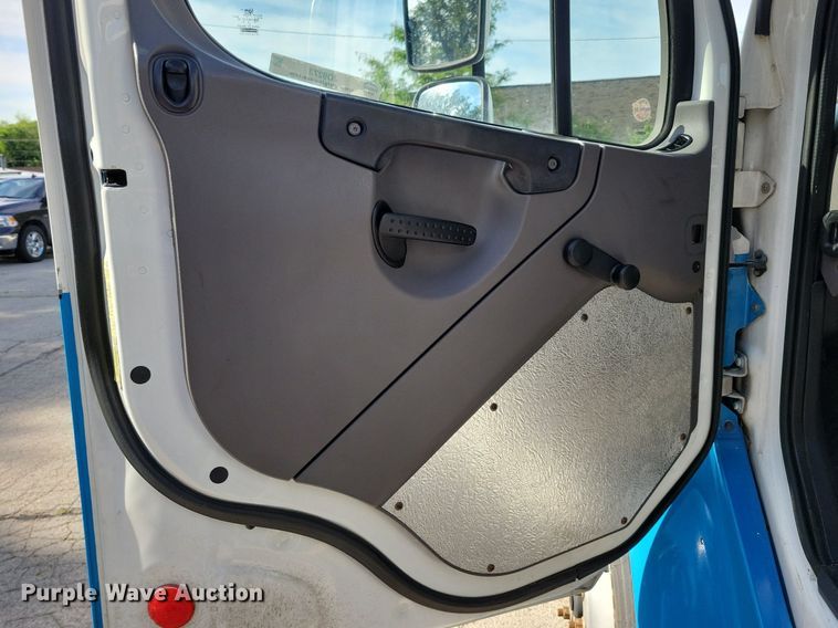 image for item JO9273 2010 Freightliner Business Class M2 106  bucket truck