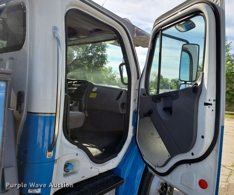 image for item JO9273 2010 Freightliner Business Class M2 106  bucket truck