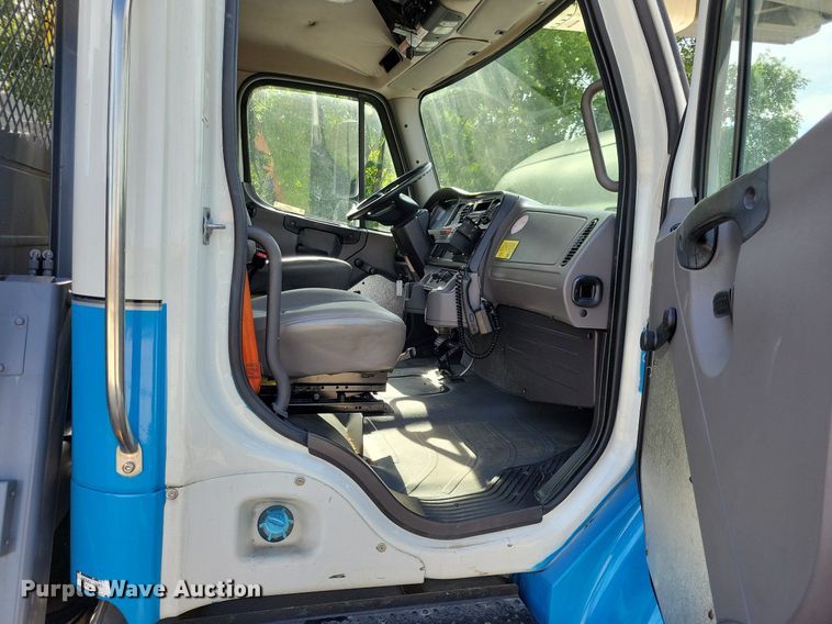 image for item JO9273 2010 Freightliner Business Class M2 106  bucket truck