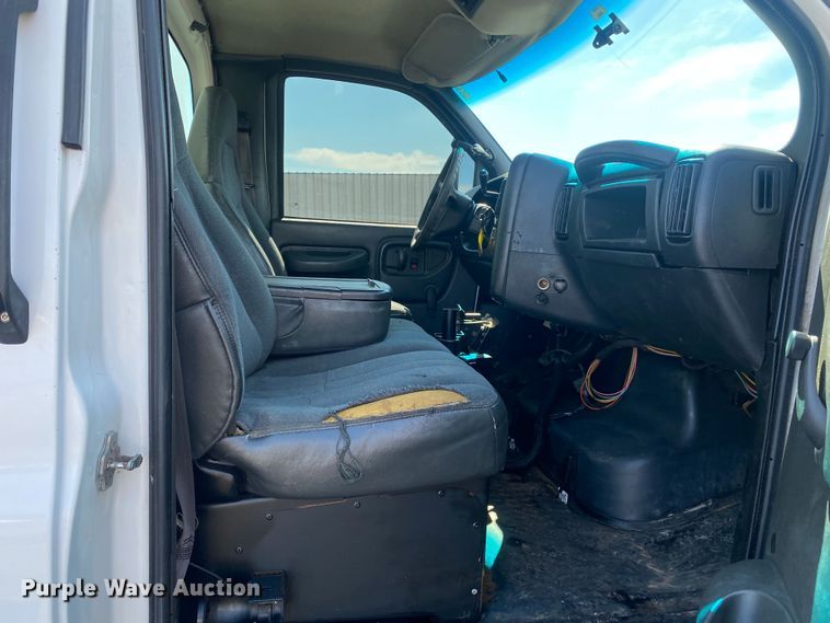 image for item KB9556 2006 Chevrolet C5500  utility / service truck