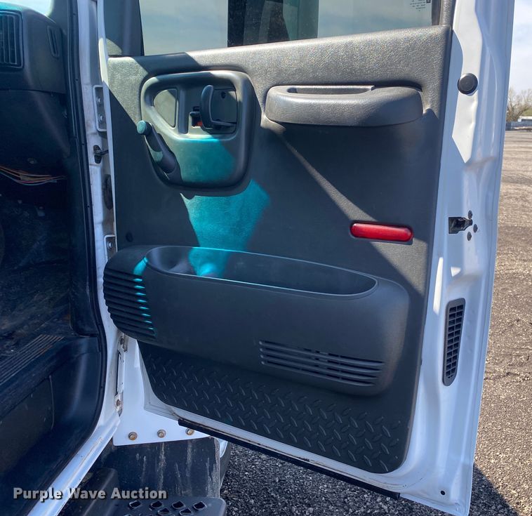 image for item KB9556 2006 Chevrolet C5500  utility / service truck