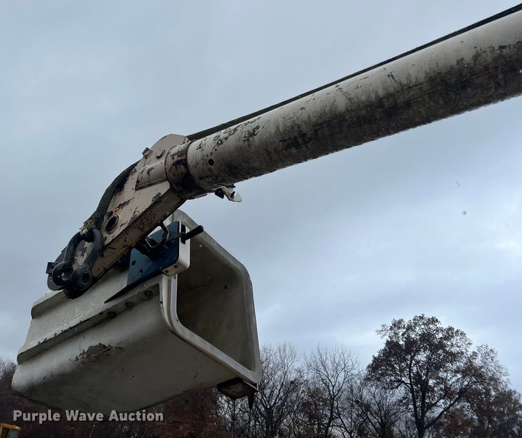 image for item KF9756 1990 International 4700  crew cab bucket truck