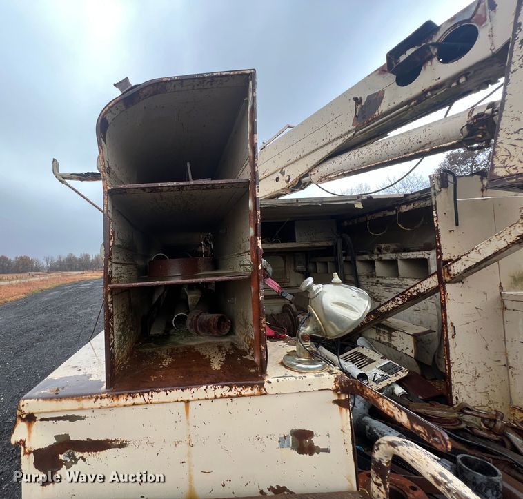 image for item KF9756 1990 International 4700  crew cab bucket truck