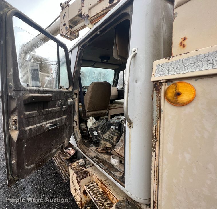 image for item KF9756 1990 International 4700  crew cab bucket truck