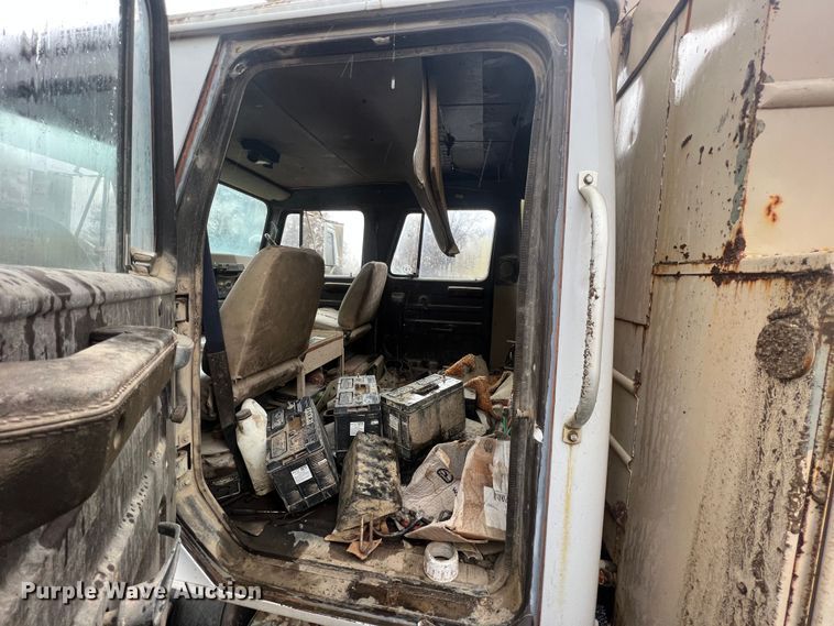 image for item KF9756 1990 International 4700  crew cab bucket truck