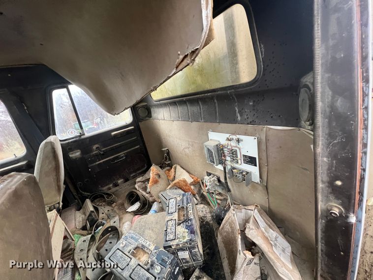 image for item KF9756 1990 International 4700  crew cab bucket truck