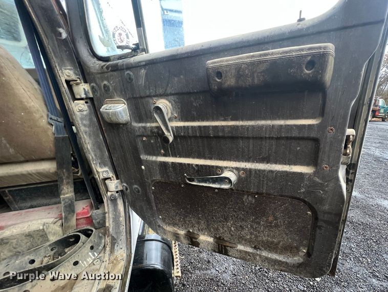 image for item KF9756 1990 International 4700  crew cab bucket truck