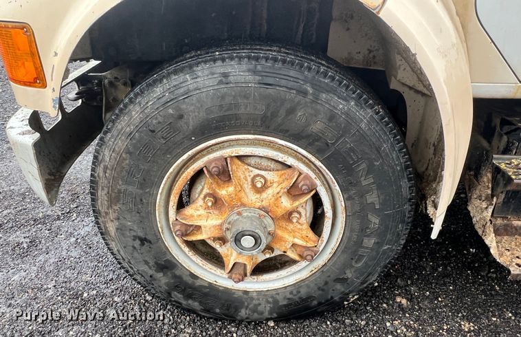 image for item KF9756 1990 International 4700  crew cab bucket truck