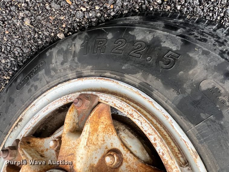 image for item KF9756 1990 International 4700  crew cab bucket truck