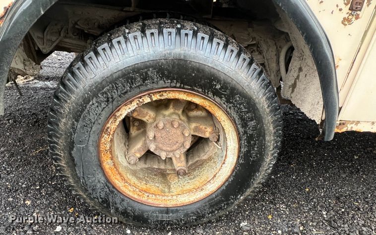 image for item KF9756 1990 International 4700  crew cab bucket truck