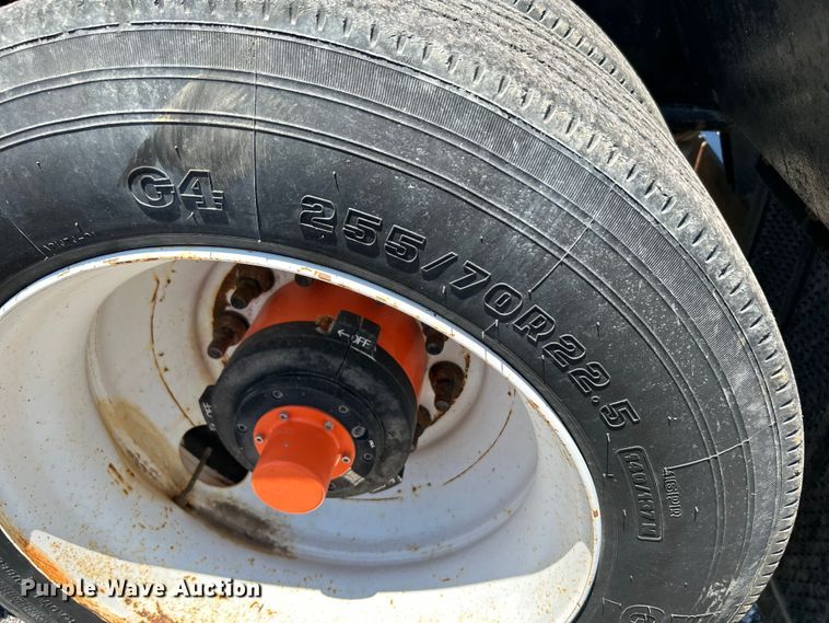 image for item KW9187 2006 X-L Specialized XL80MG  lowboy equipment trailer