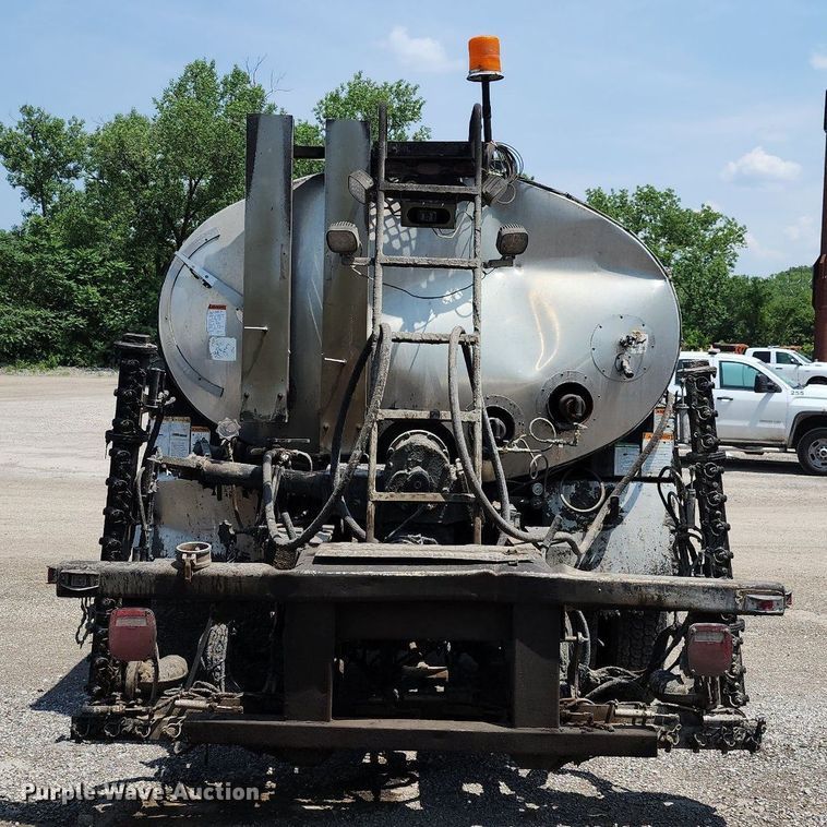 image for item LE9179 2006 Sterling L-Line  oil distributor truck