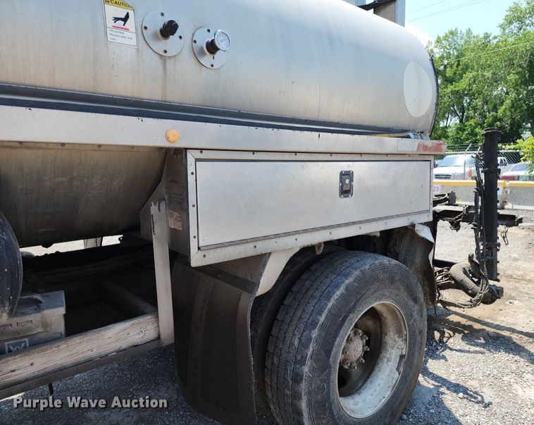 image for item LE9179 2006 Sterling L-Line  oil distributor truck