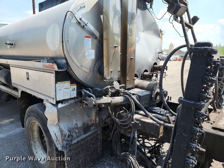 image for item LE9179 2006 Sterling L-Line  oil distributor truck