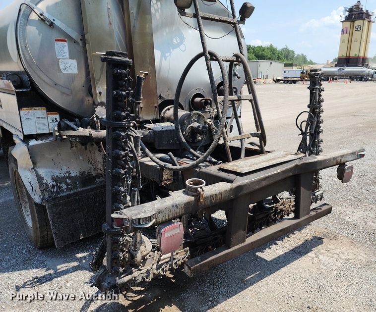 image for item LE9179 2006 Sterling L-Line  oil distributor truck