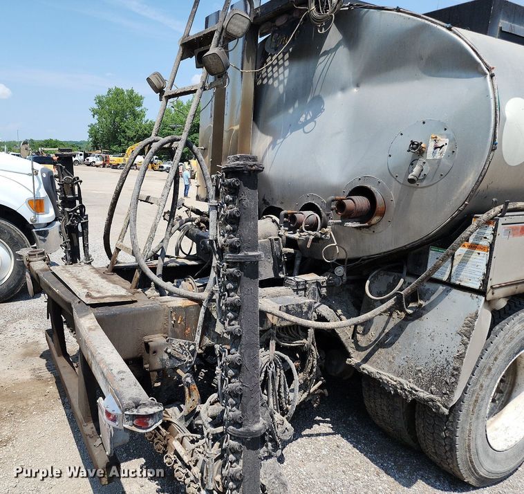 image for item LE9179 2006 Sterling L-Line  oil distributor truck