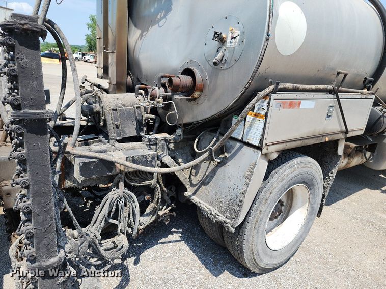 image for item LE9179 2006 Sterling L-Line  oil distributor truck