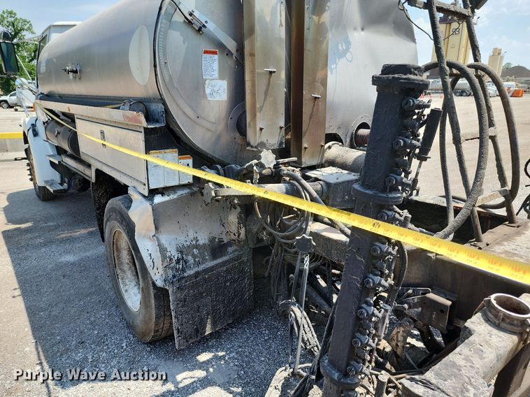 image for item LE9179 2006 Sterling L-Line  oil distributor truck