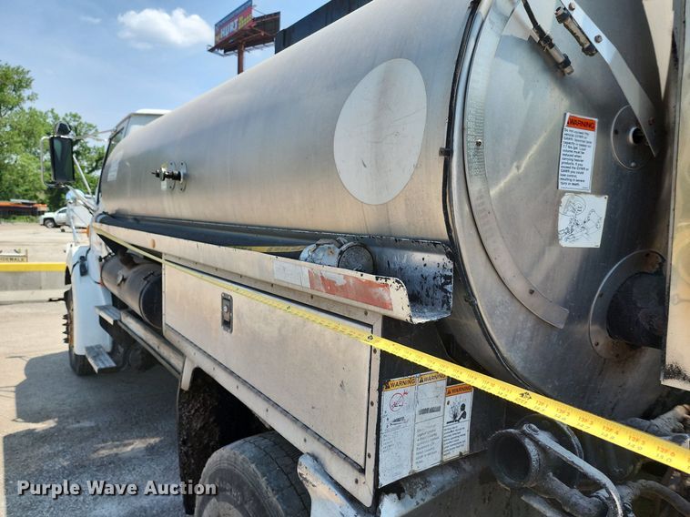 image for item LE9179 2006 Sterling L-Line  oil distributor truck