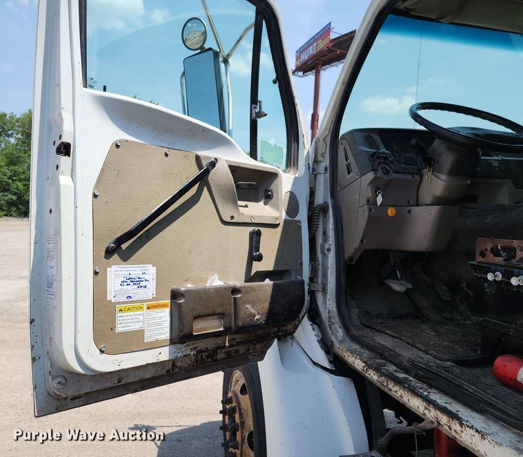 image for item LE9179 2006 Sterling L-Line  oil distributor truck