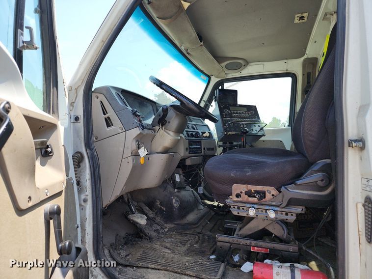 image for item LE9179 2006 Sterling L-Line  oil distributor truck