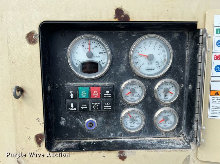 image for item LF9333 2016 Doosan P425/HP375  air compressor