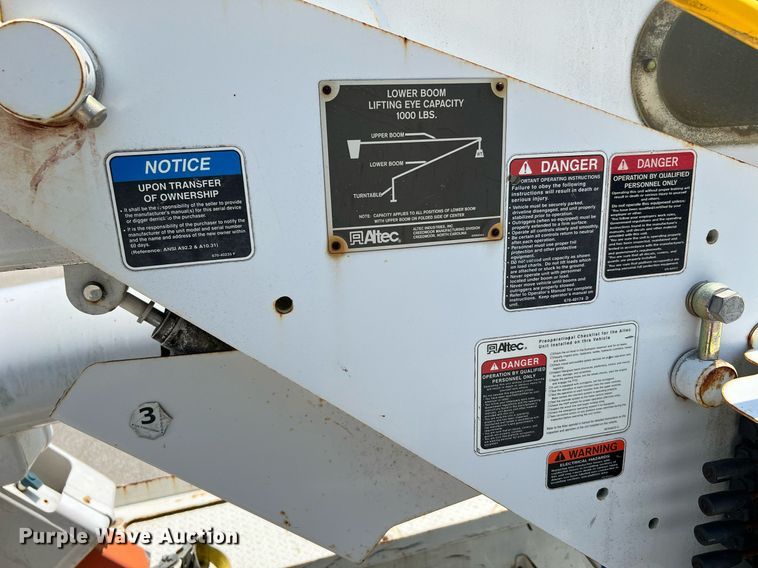 image for item LF9365 2012 International 4300 bucket truck