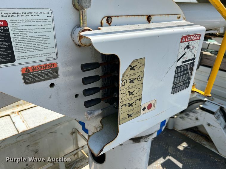 image for item LF9365 2012 International 4300 bucket truck