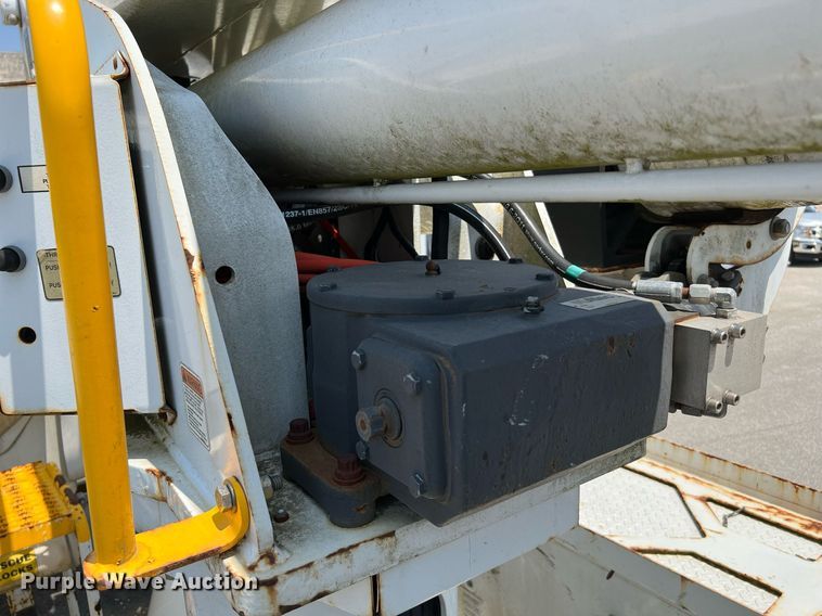 image for item LF9365 2012 International 4300 bucket truck