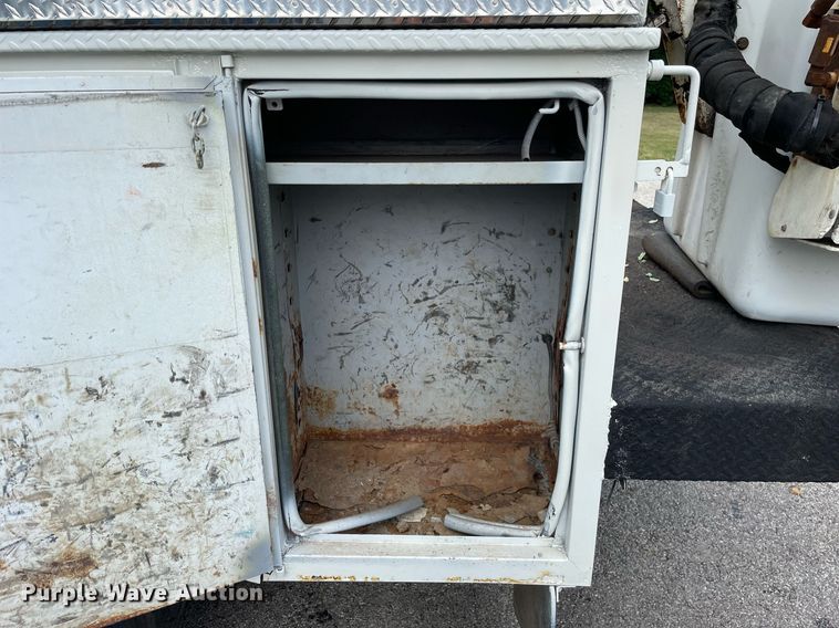 image for item LJ9784 2008 Ford F550 Super Duty XL  bucket truck