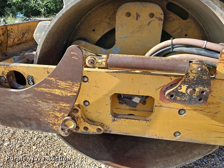 image for item LM9099 Superpac 8420  single drum vibratory roller