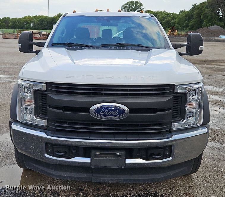 image for item LM9103 2018 Ford F550 Super Duty  Crew Cab truck cab and chassis