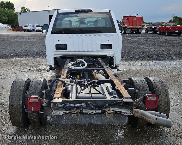 image for item LM9103 2018 Ford F550 Super Duty  Crew Cab truck cab and chassis