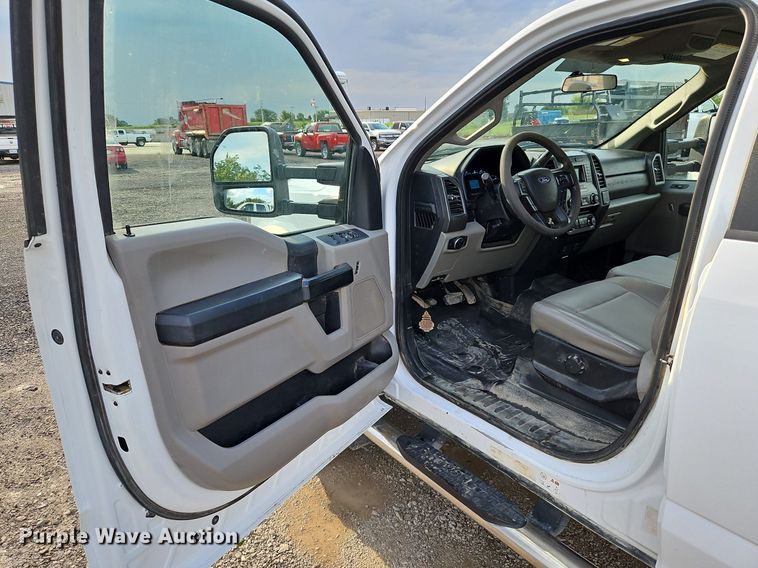 image for item LM9103 2018 Ford F550 Super Duty  Crew Cab truck cab and chassis