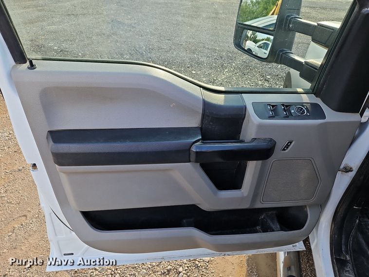 image for item LM9103 2018 Ford F550 Super Duty  Crew Cab truck cab and chassis