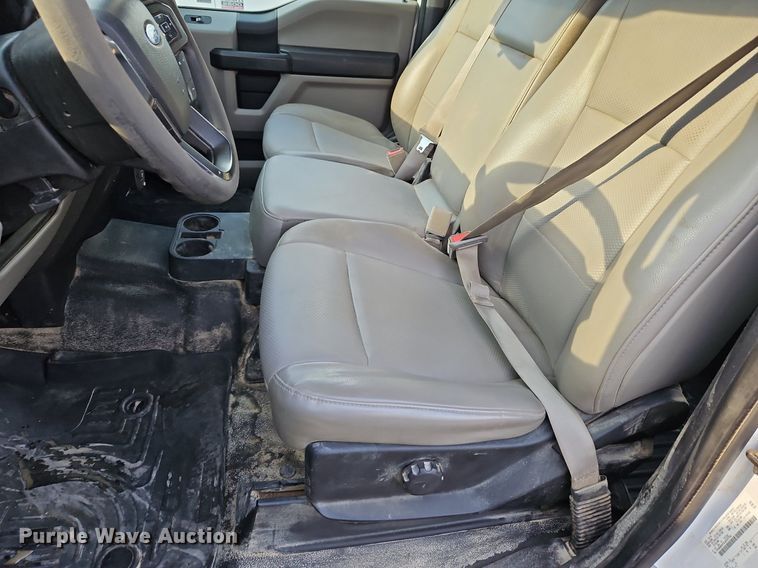 image for item LM9103 2018 Ford F550 Super Duty  Crew Cab truck cab and chassis