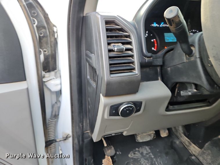 image for item LM9103 2018 Ford F550 Super Duty  Crew Cab truck cab and chassis