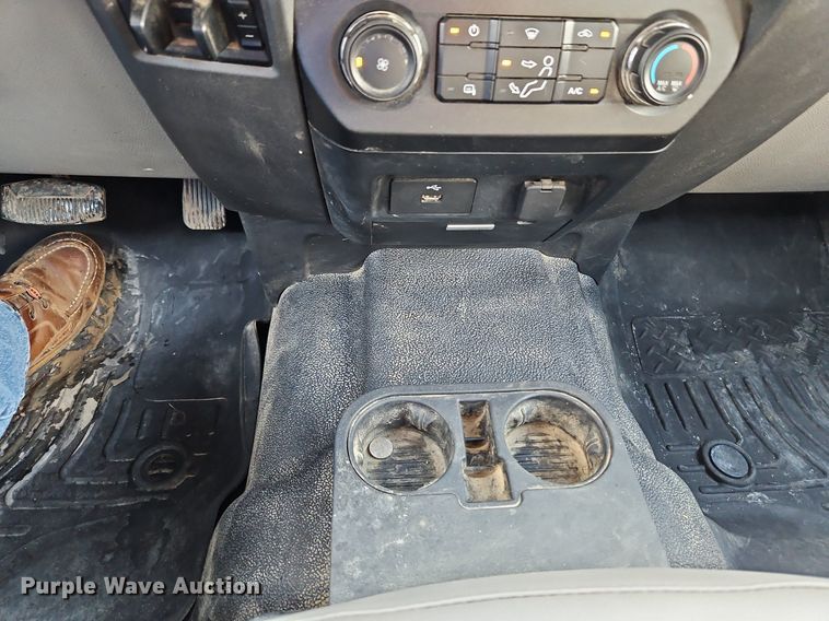 image for item LM9103 2018 Ford F550 Super Duty  Crew Cab truck cab and chassis