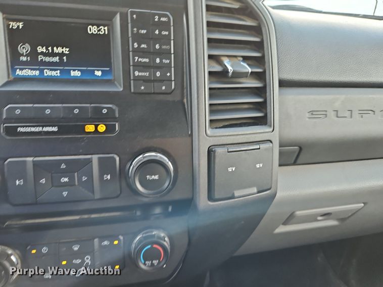 image for item LM9103 2018 Ford F550 Super Duty  Crew Cab truck cab and chassis