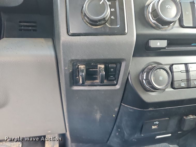 image for item LM9103 2018 Ford F550 Super Duty  Crew Cab truck cab and chassis