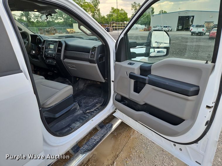 image for item LM9103 2018 Ford F550 Super Duty  Crew Cab truck cab and chassis