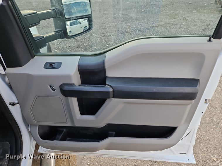 image for item LM9103 2018 Ford F550 Super Duty  Crew Cab truck cab and chassis