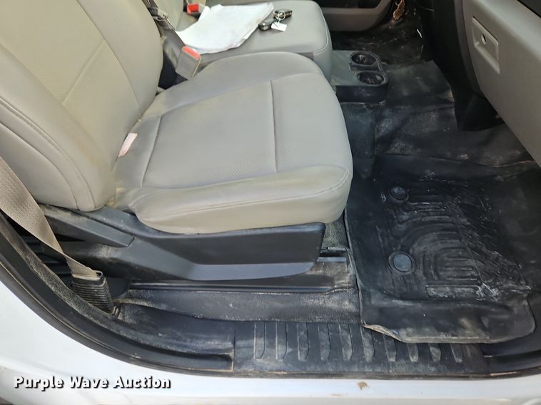 image for item LM9103 2018 Ford F550 Super Duty  Crew Cab truck cab and chassis