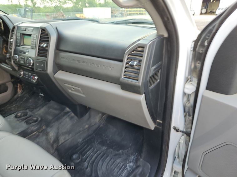 image for item LM9103 2018 Ford F550 Super Duty  Crew Cab truck cab and chassis