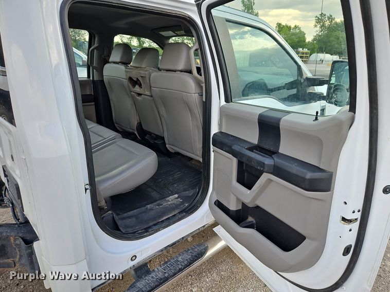 image for item LM9103 2018 Ford F550 Super Duty  Crew Cab truck cab and chassis