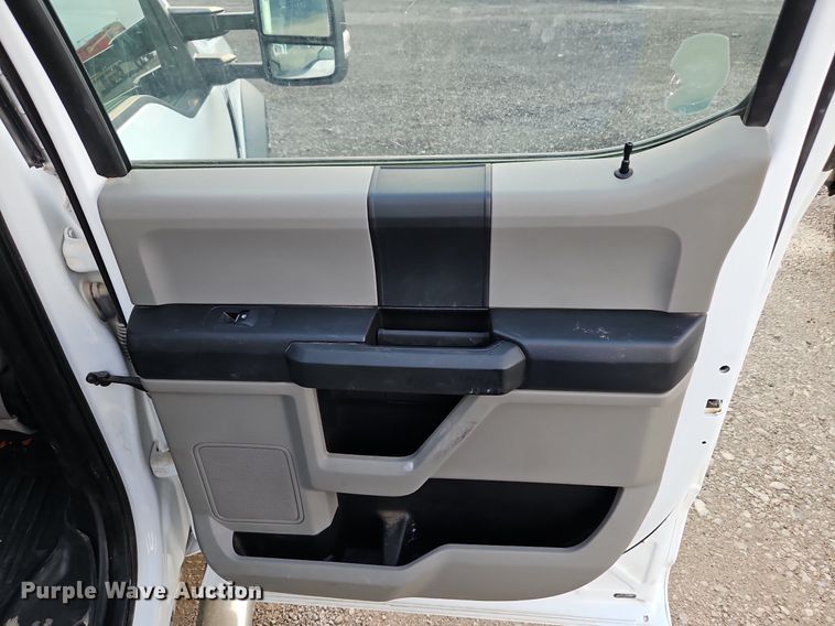 image for item LM9103 2018 Ford F550 Super Duty  Crew Cab truck cab and chassis