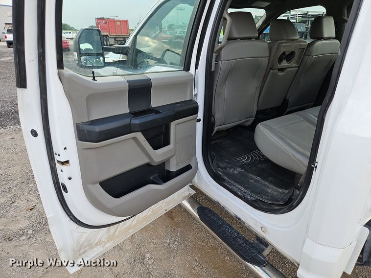 image for item LM9103 2018 Ford F550 Super Duty  Crew Cab truck cab and chassis